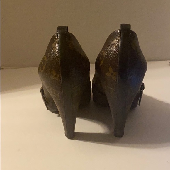 Louis Vuitton Heels - Picture 4 of 10